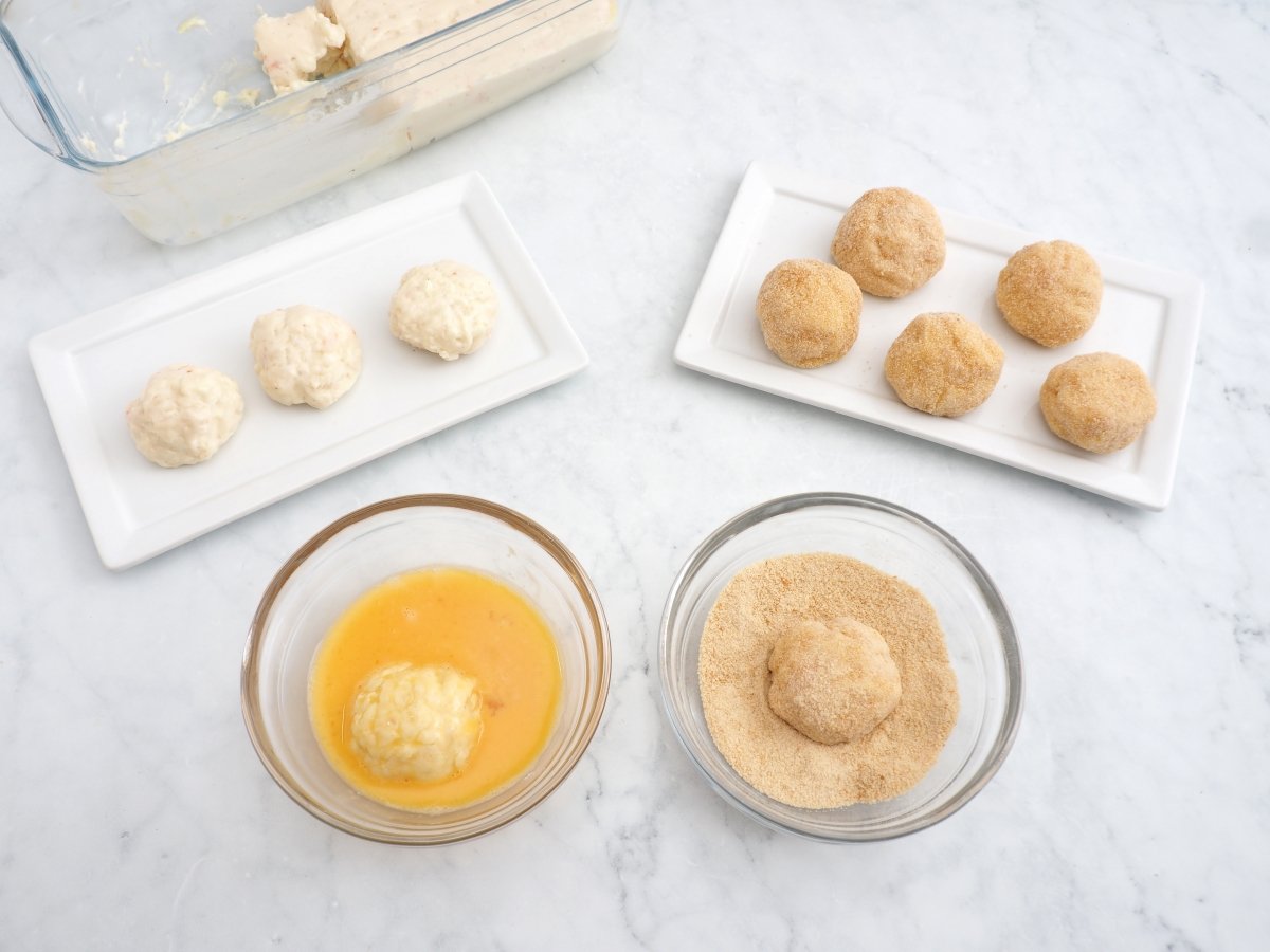 Empanar las croquetas de gambas al ajillo