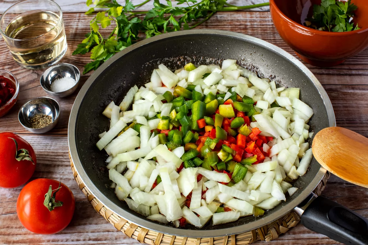 Empezar a hacer el sofrito para la salsa de las albóndigas