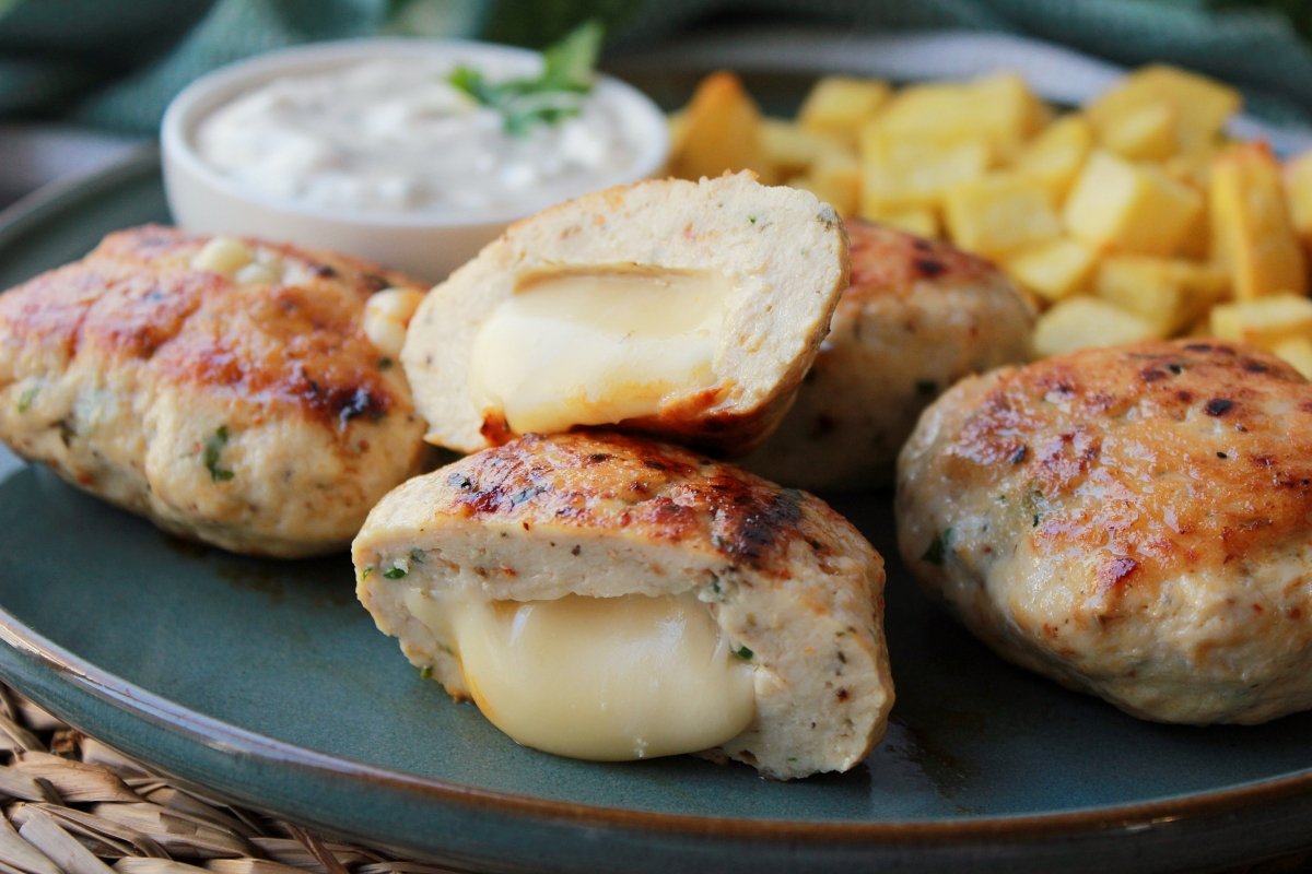 Emplatado de las hamburguesas de pollo rellenas de queso