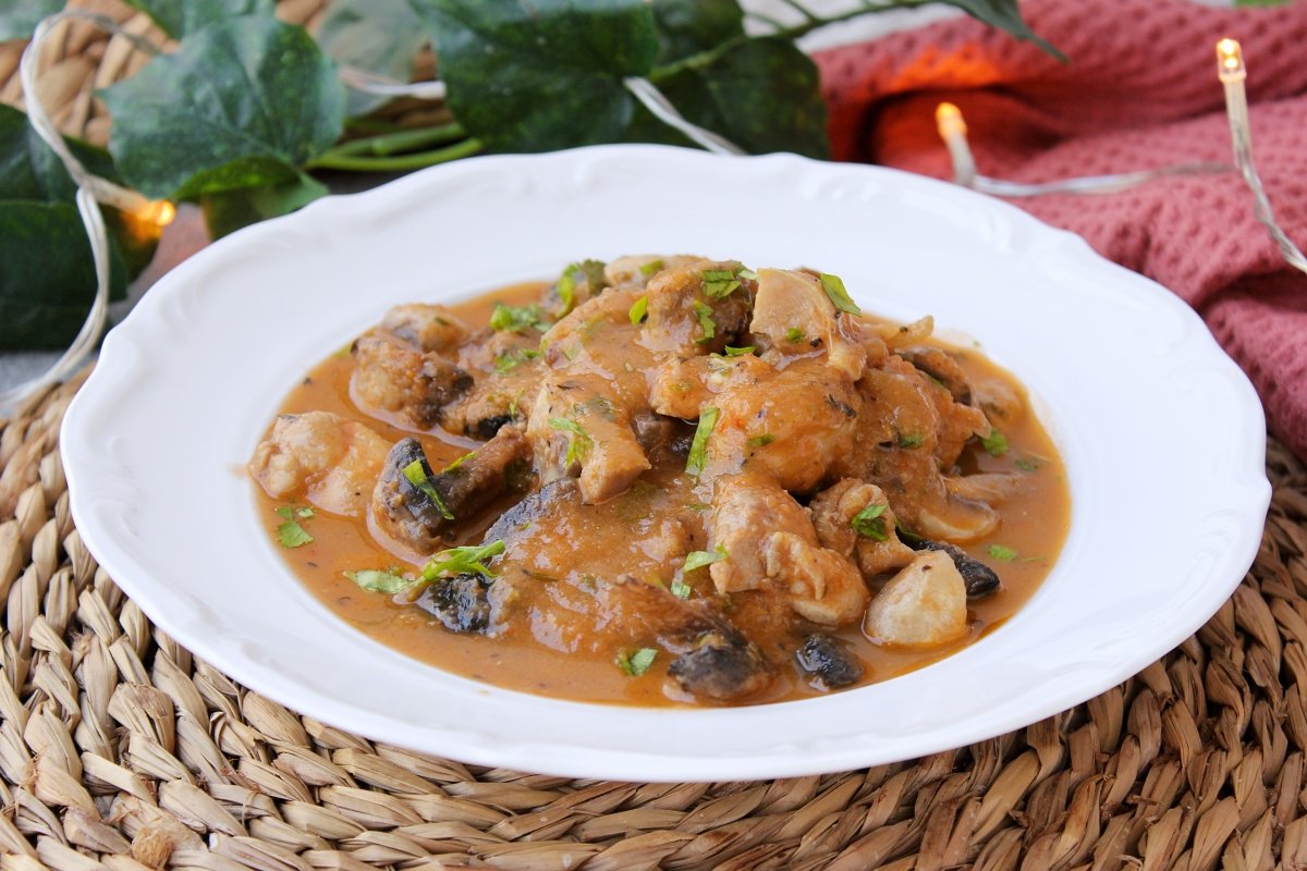 Emplatado del pollo con champiñones