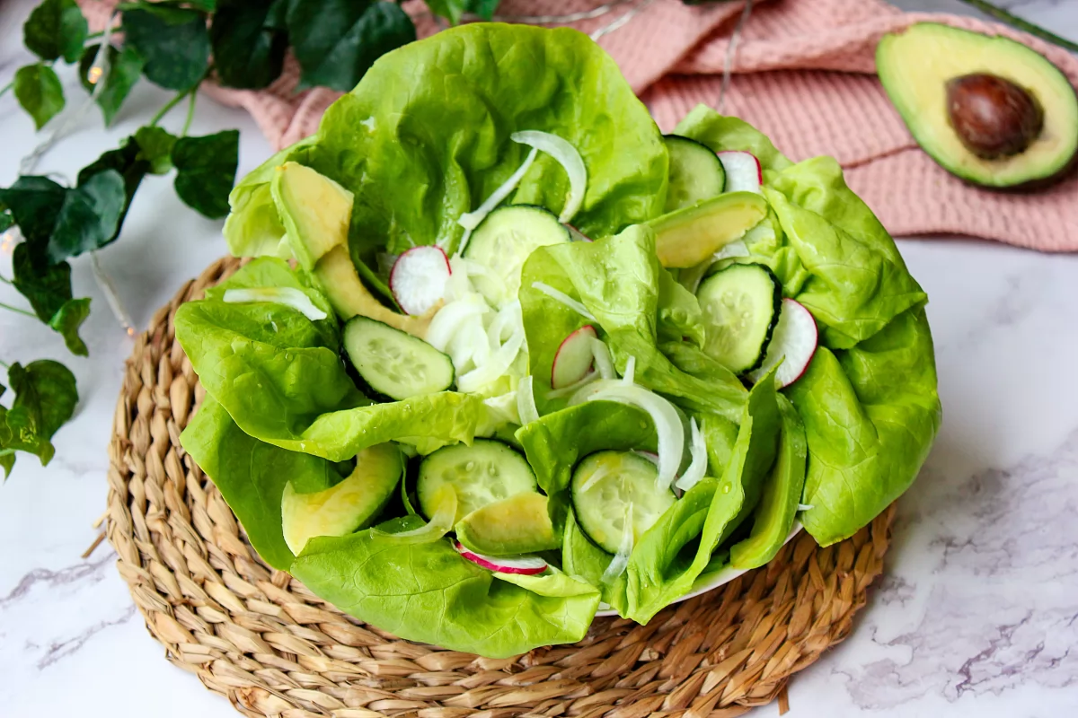 Emplatado final de la ensalada verde de lechuga *