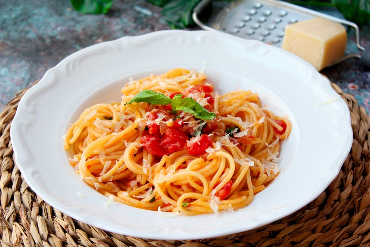 Emplatado final de los espaguetis a la napolitana