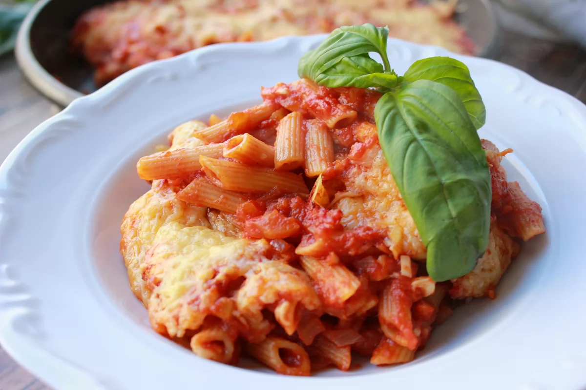 Emplatado final de los macarrones al horno gratinados *
