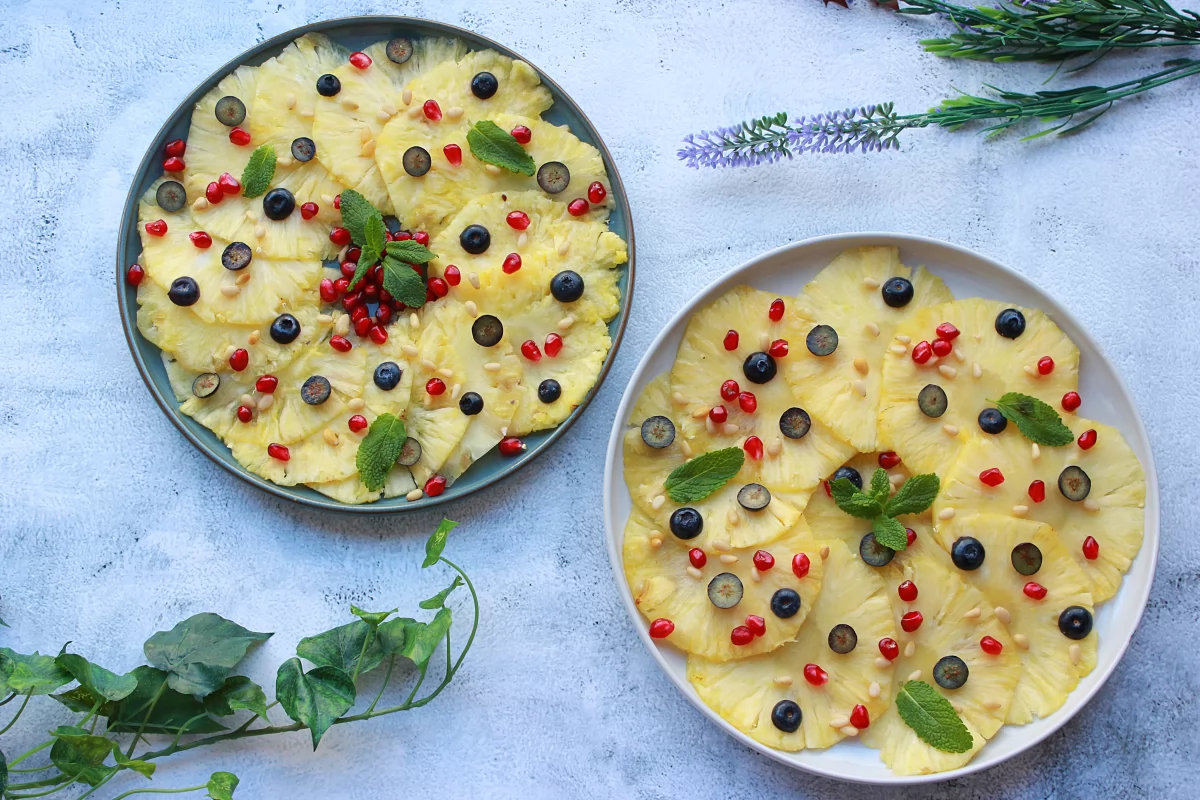 Emplatado final del carpaccio de piña *