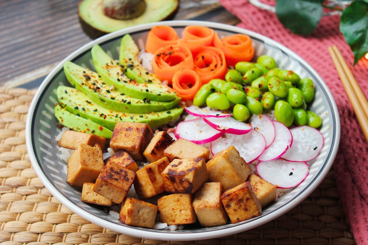 Picotear Civil entrega Poke bowl de arroz, tofu y aguacate vegetariano: receta saludable y  deliciosa