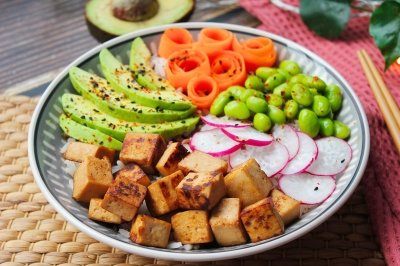 Poke bowl de arroz, tofu y aguacate vegetariano