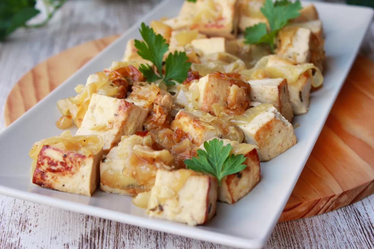 Emplatado final del tofu encebollado *