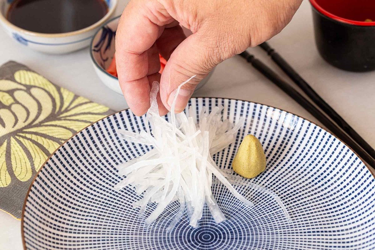 Emplatamos poniendo primero el daikon y el wasabi