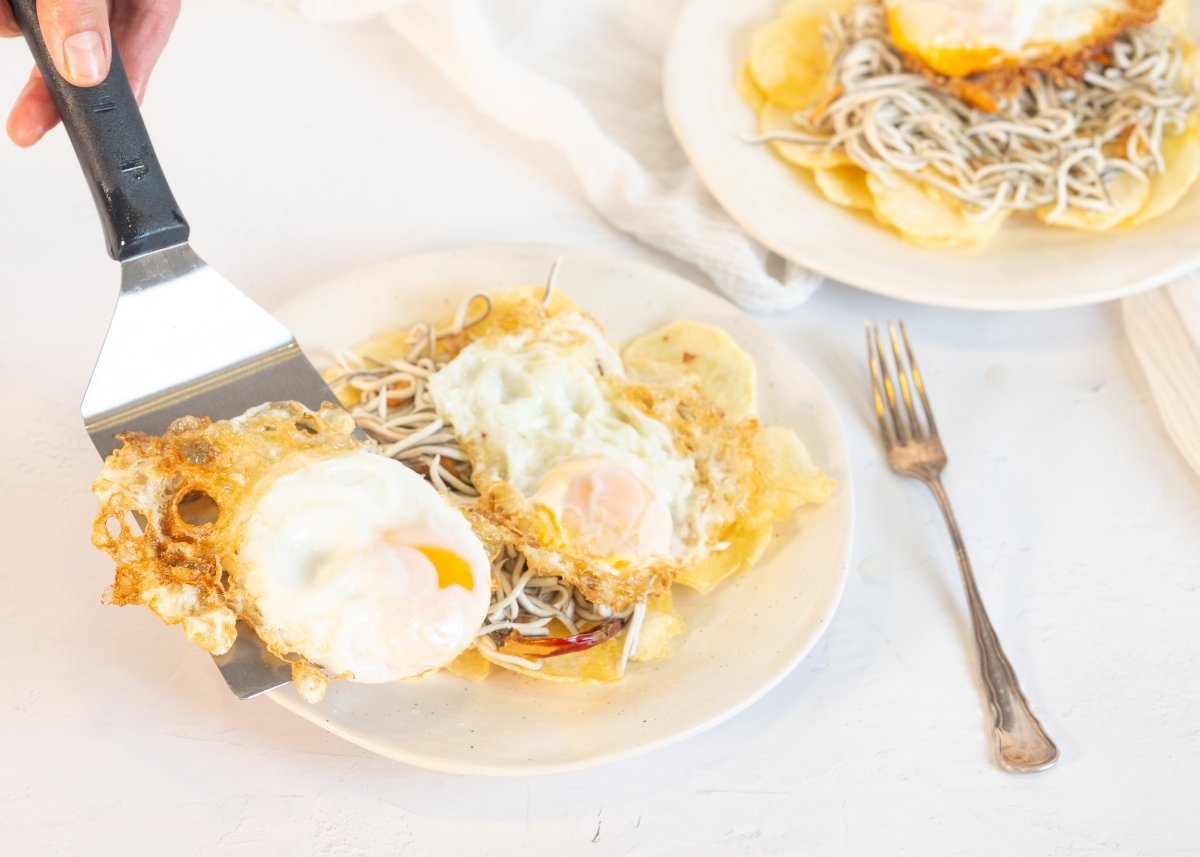 Emplatando huevos rotos con gambas