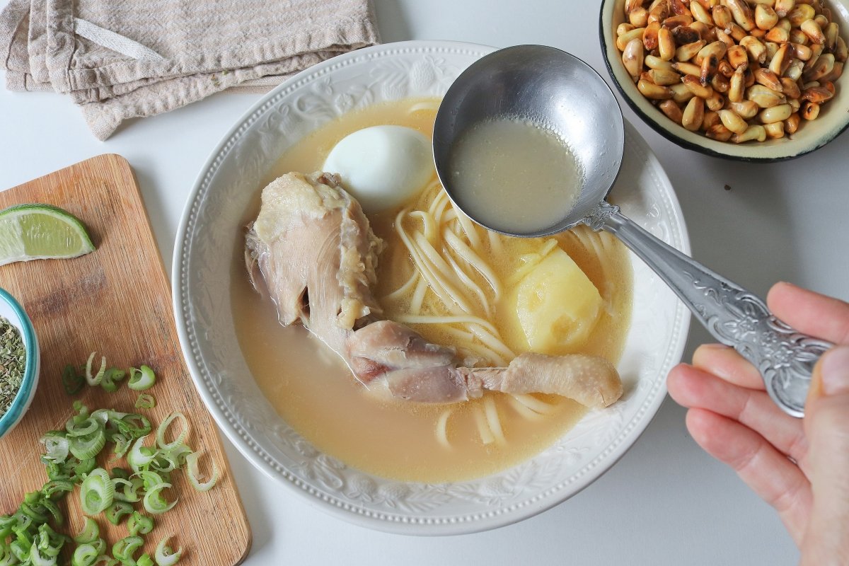 Emplatar el plato del caldo de gallina