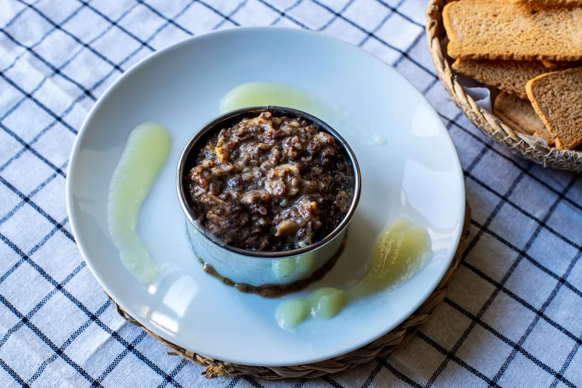 Emplatar el revuelto de morcilla de Burgos y pasas *