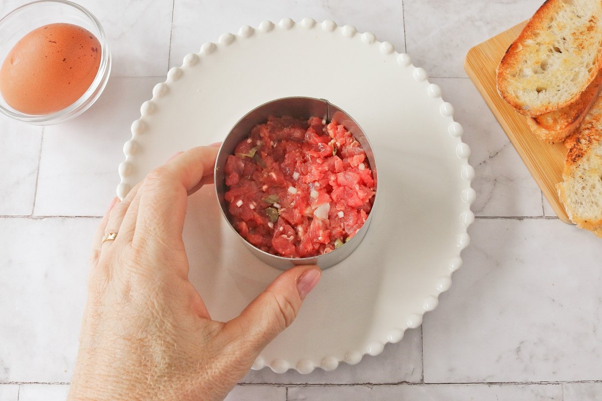 Emplatar el steak tartar con un aro