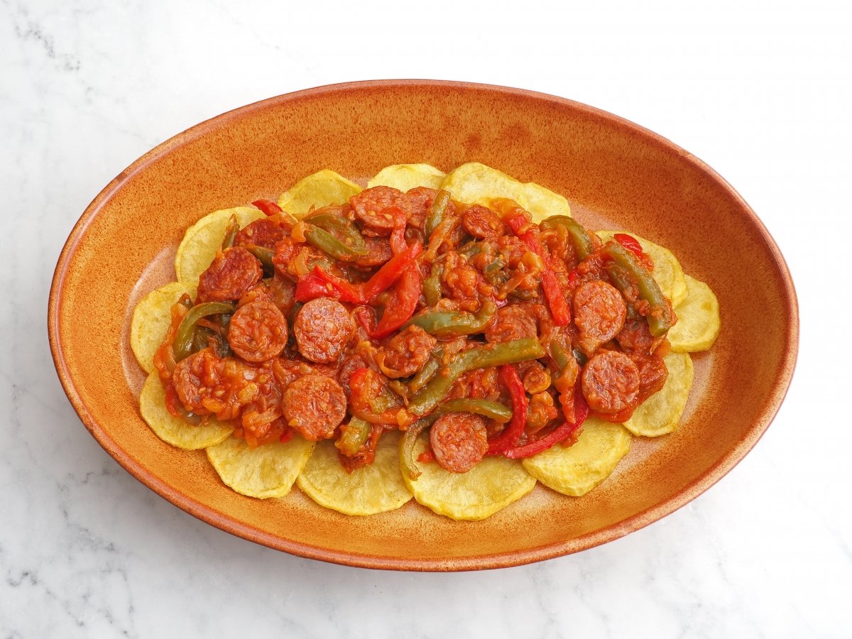 Emplatar las patatas con el sofrito encima