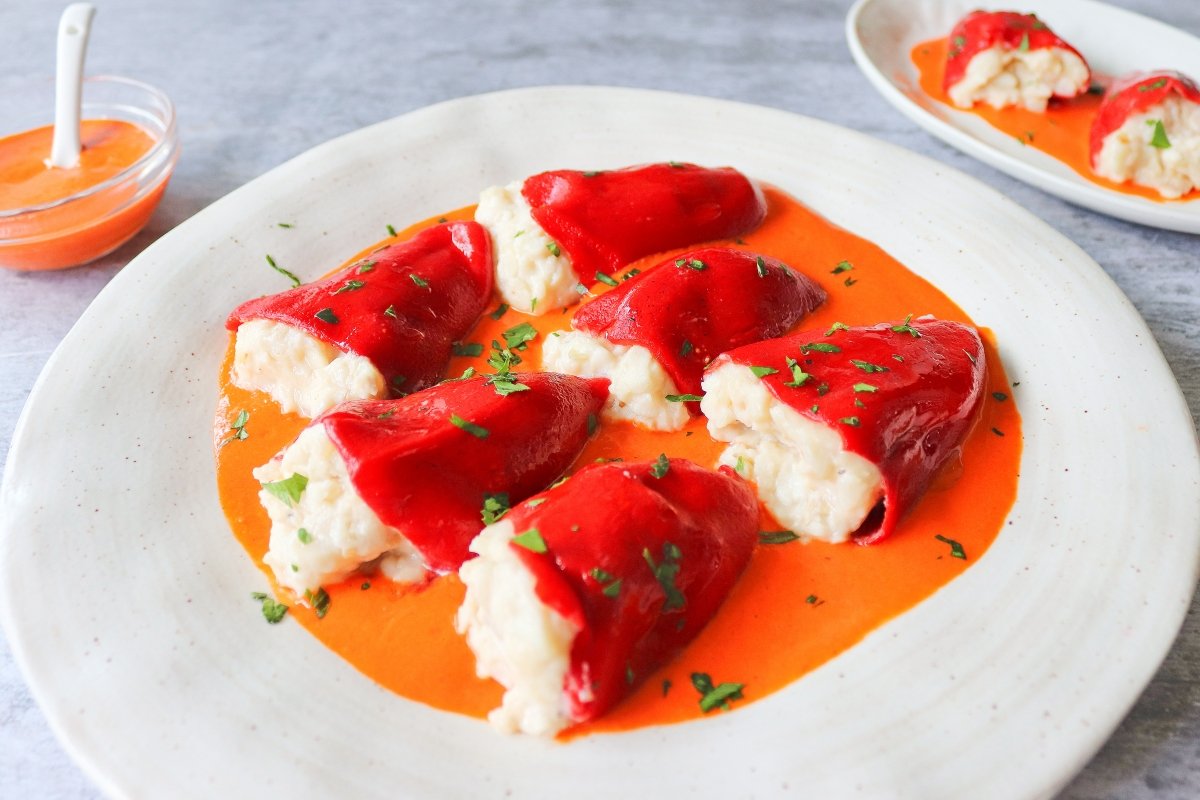 Emplatar pimientos del piquillo rellenos de merluza