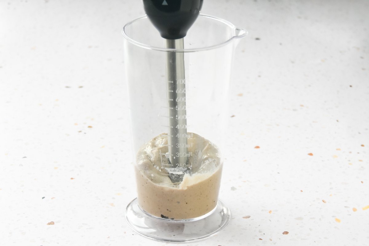 Emulsionamos el alioli de ajo negro