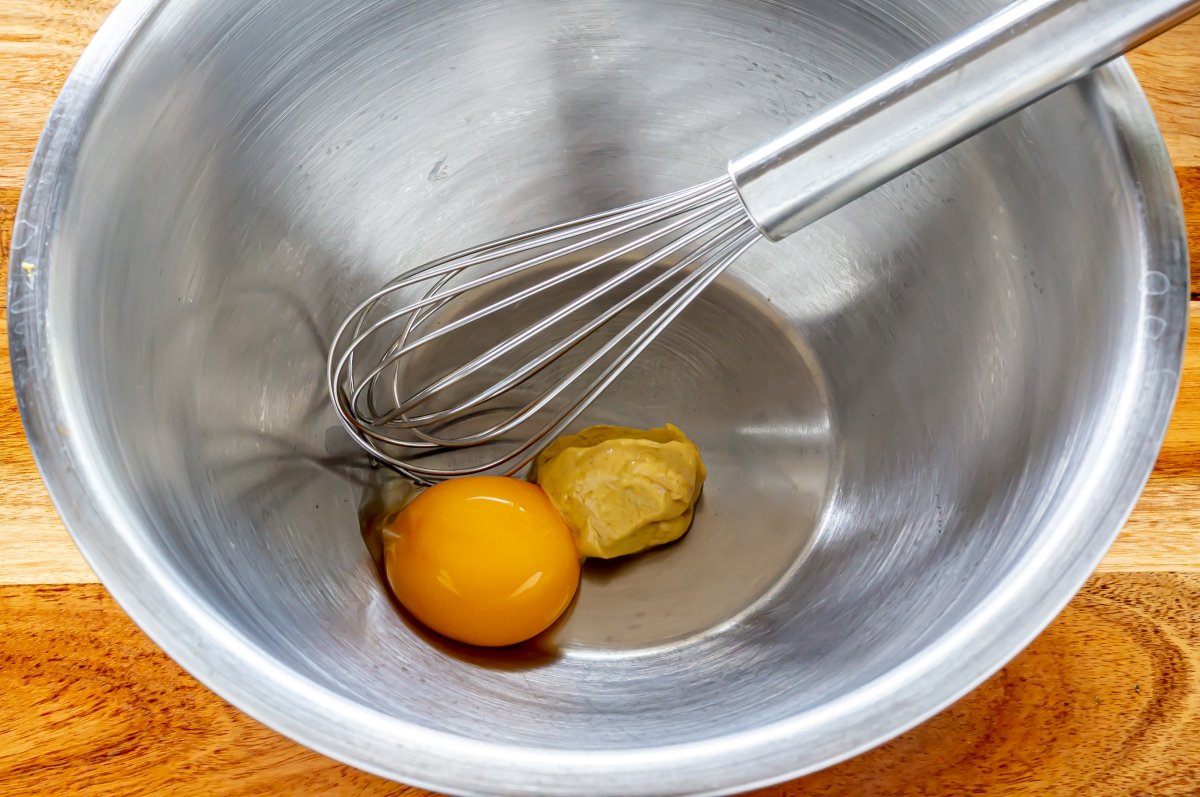 Emulsify the yolk with the mustard and oil