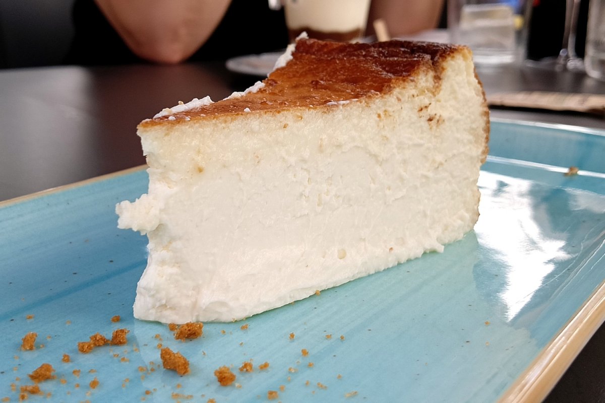 En Cinco Hermanos de Barcelona hacen una tarta de queso clásica