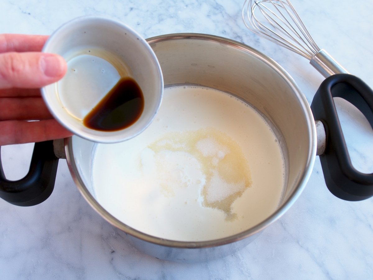 Mezclamos la nata líquida para montar, la leche entera, el azúcar y la vainilla