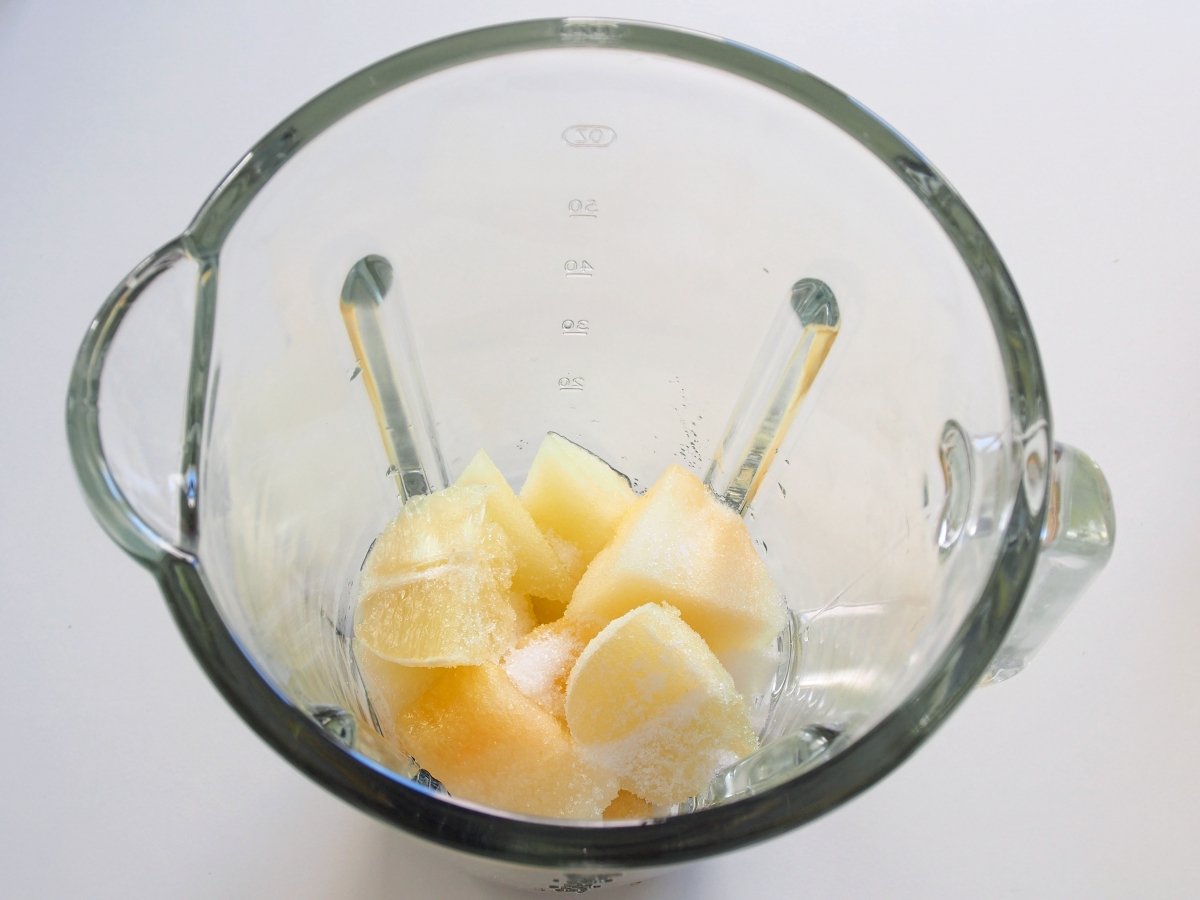 En un vaso batidor colocar el melón, el limón y el azúcar