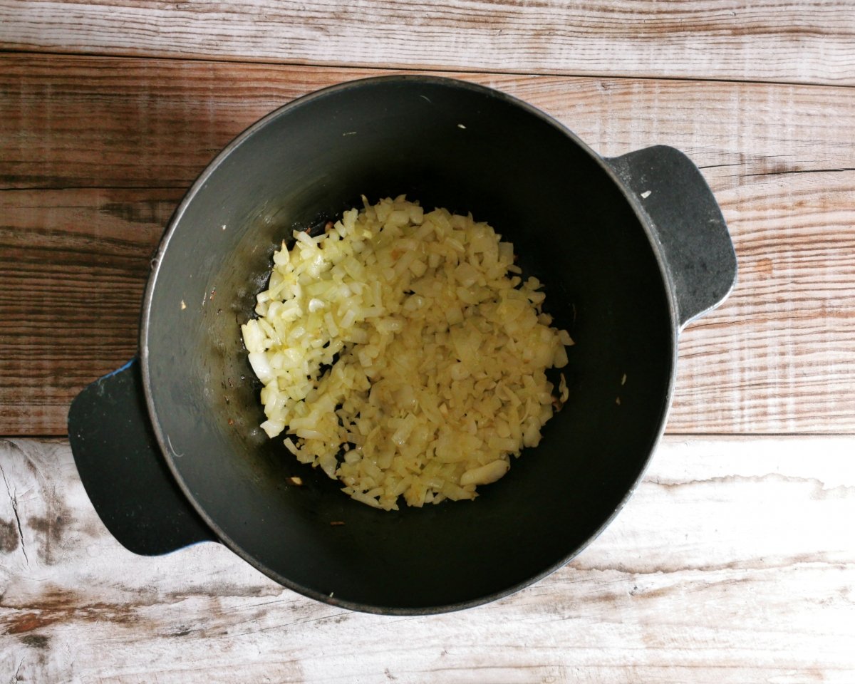In a saucepan or saucepan, heat 2 tablespoons of olive oil and sauté the chopped onion in it.