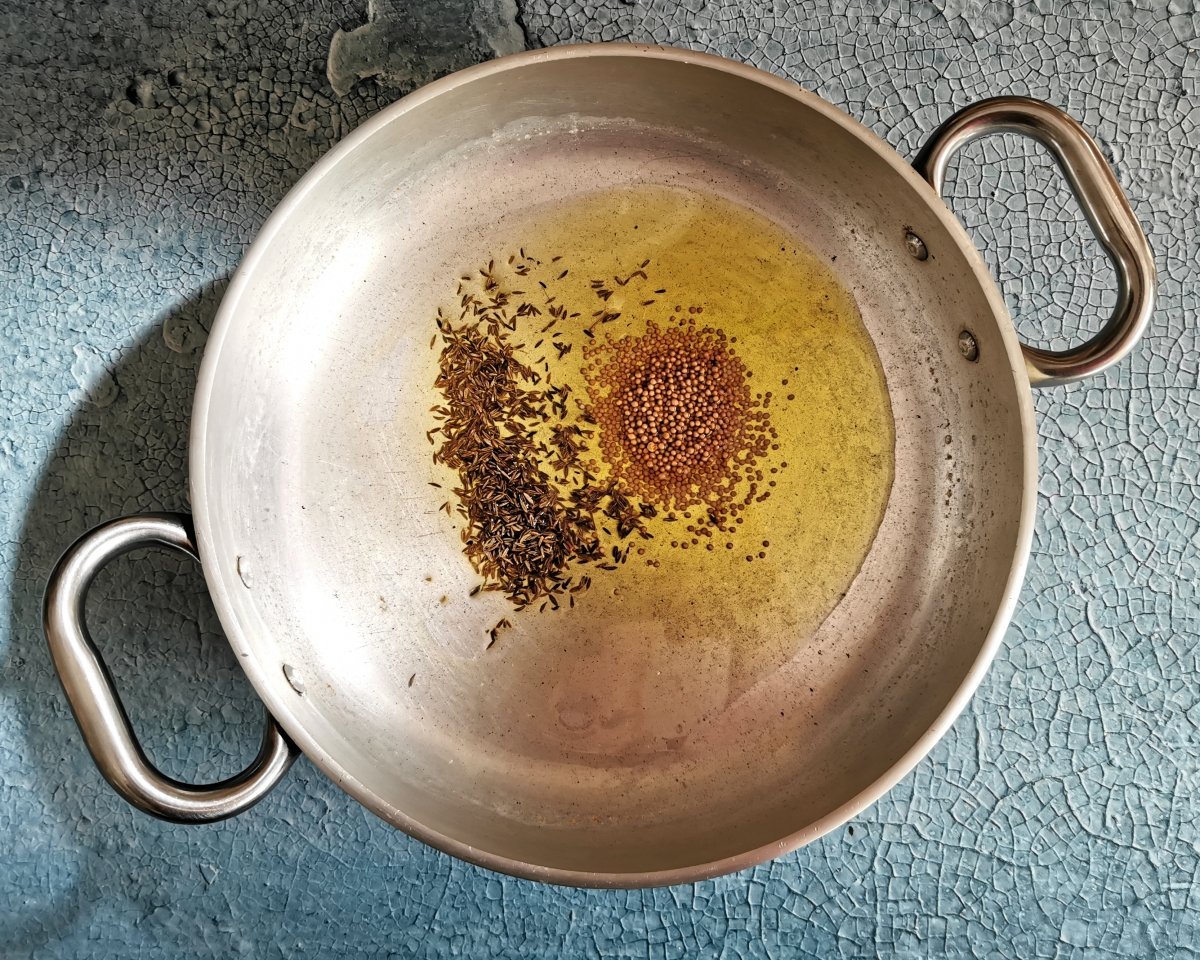 En una sartén calentar el aceite y las semillas de mostaza y de comino