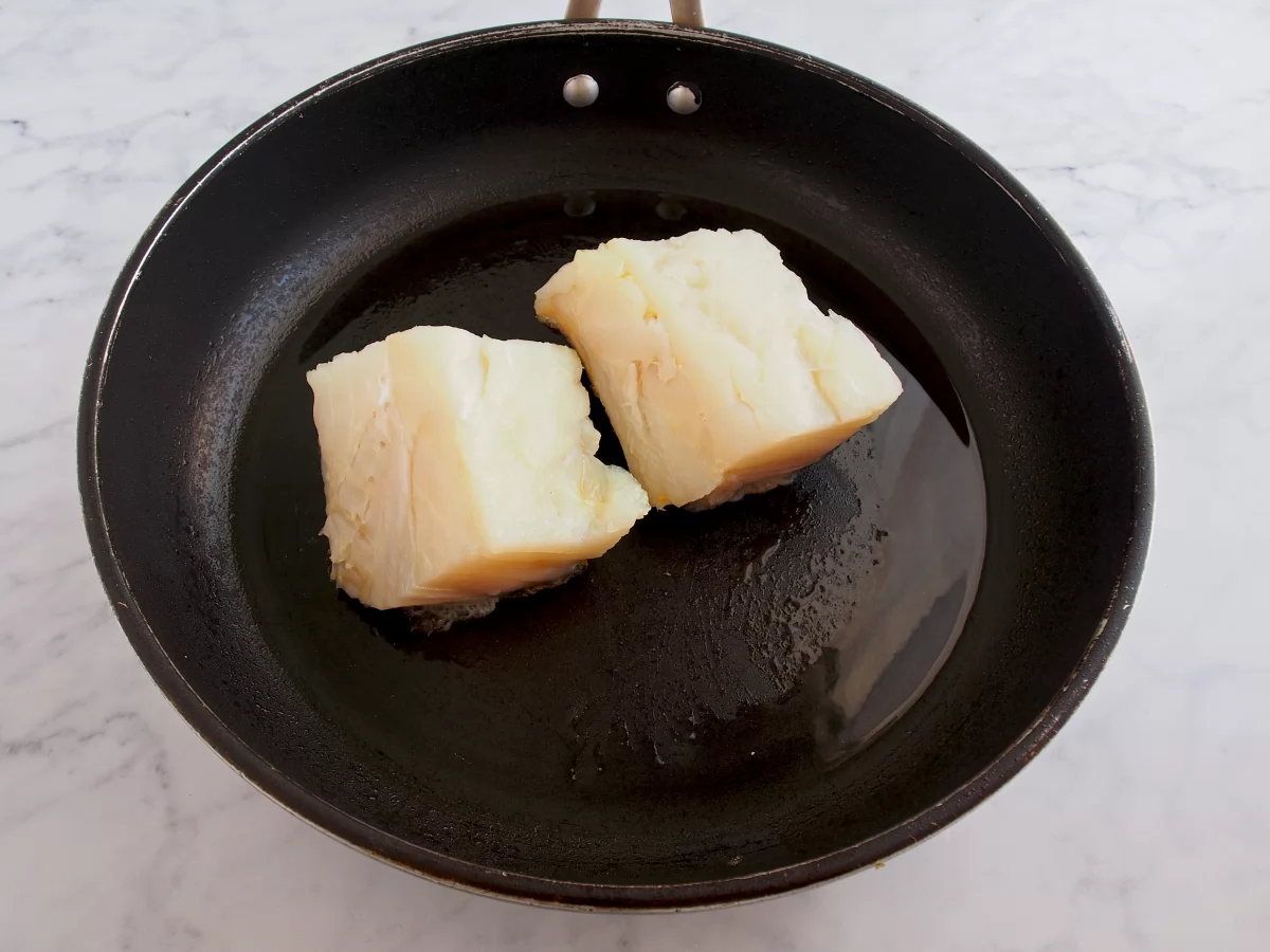 Bacalao a la plancha 3 En una sartén con aceite cocinar 3 minutos el bacalao con la piel hacia abajo