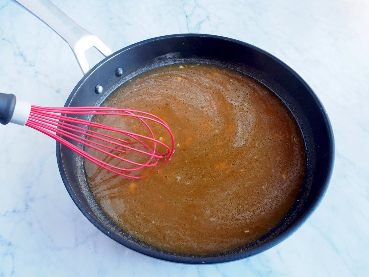 En una sartén, mezclamos el zumo de naranja, salsa de soja y azúcar moreno para la salsa de naranaja
