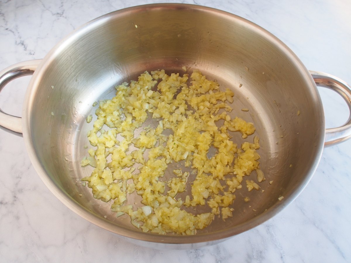 En una tartera con aceite de oliva sofreír la cebolla 10 minutos