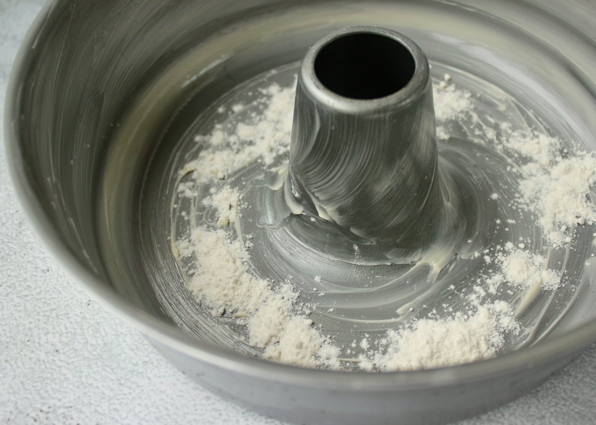 Encamisado del molde con mantequilla y harina