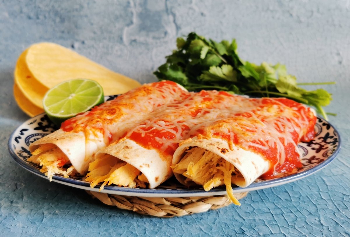 Enchiladas junto a un taco mexicano