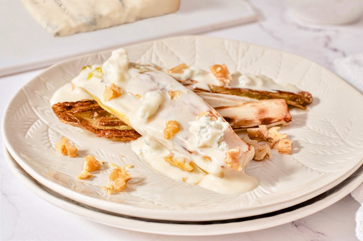 Endivias con queso Gorgonzola y nueces en el plato