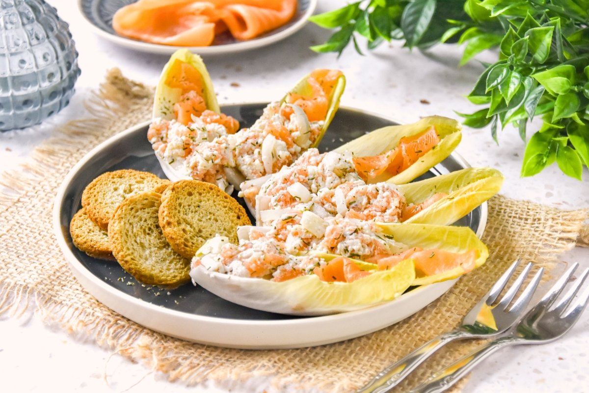 Endivias rellenas de salmón ahumado y queso crema