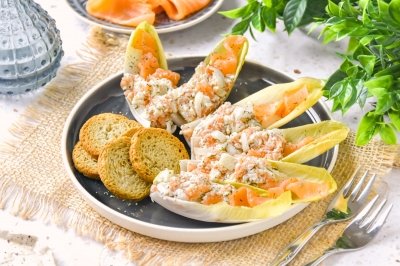 Endivias rellenas de salmón ahumado y queso crema