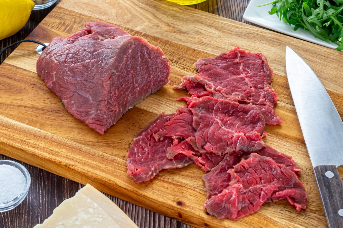 Endurecer la carne y cortarla en lonchas finas
