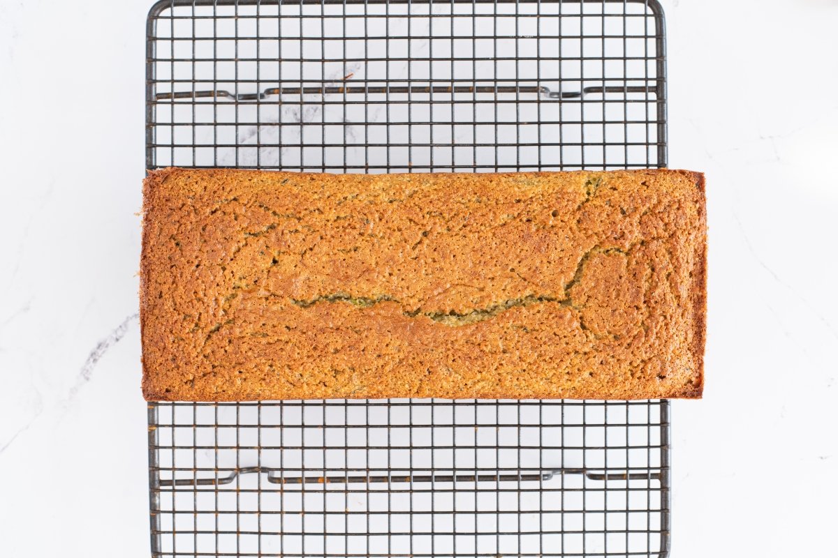 Enfriamos el bizcocho de calabacín