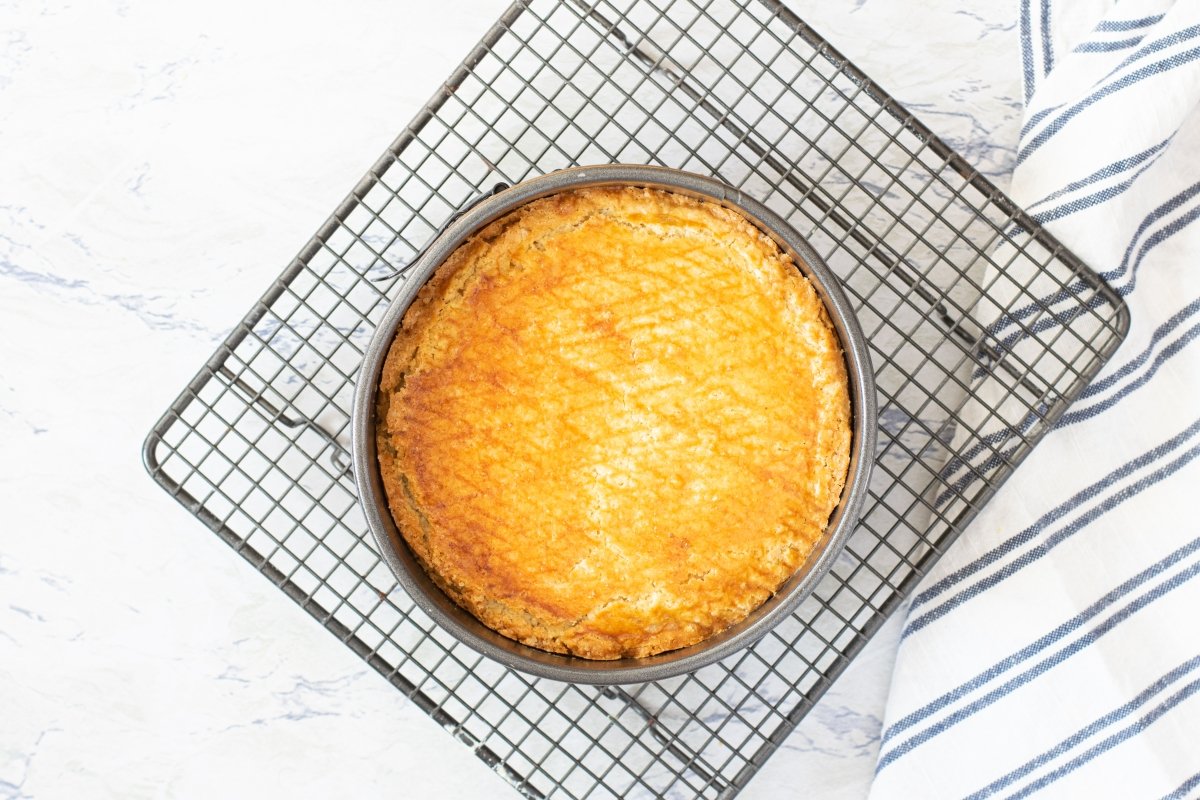 Cool the baked Basque cake