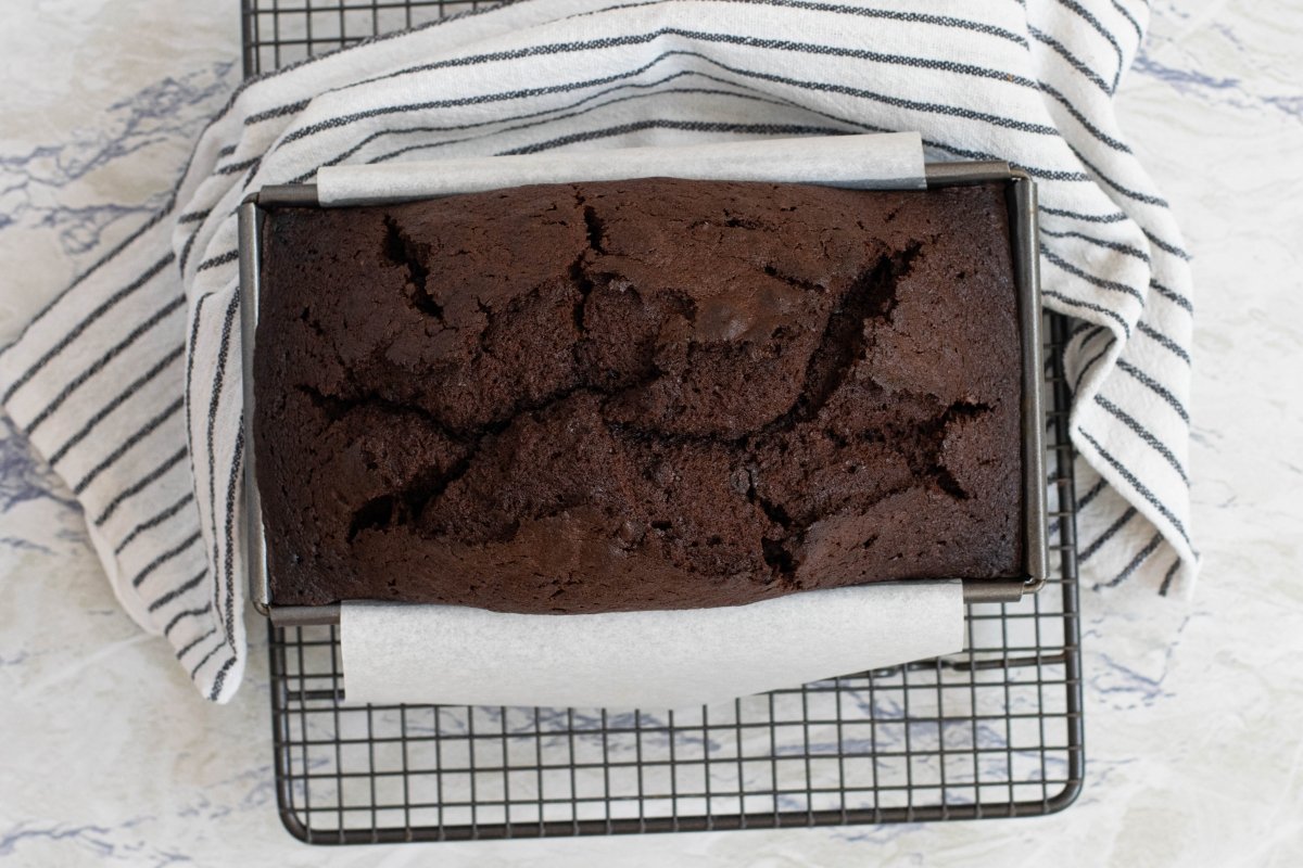 Enfriamos el plum cake de chocolate