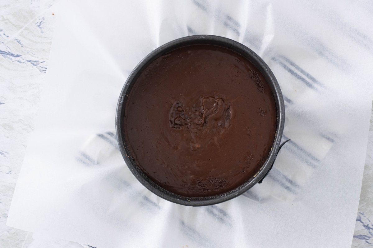 Enfriamos la capa de chocolate negro de la tarta de tres chocolates