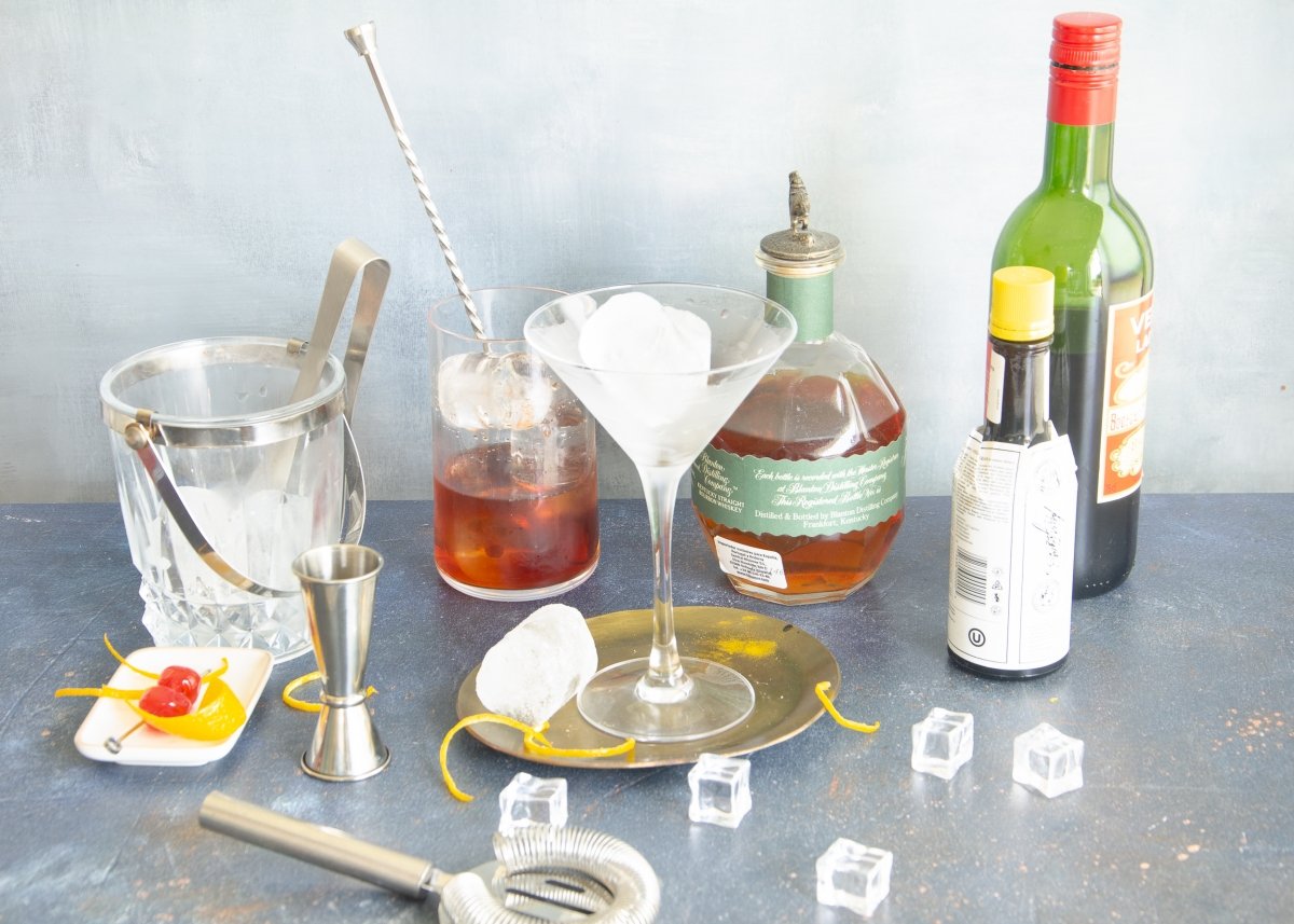 Enfriamos la copa martini con hielo y agua