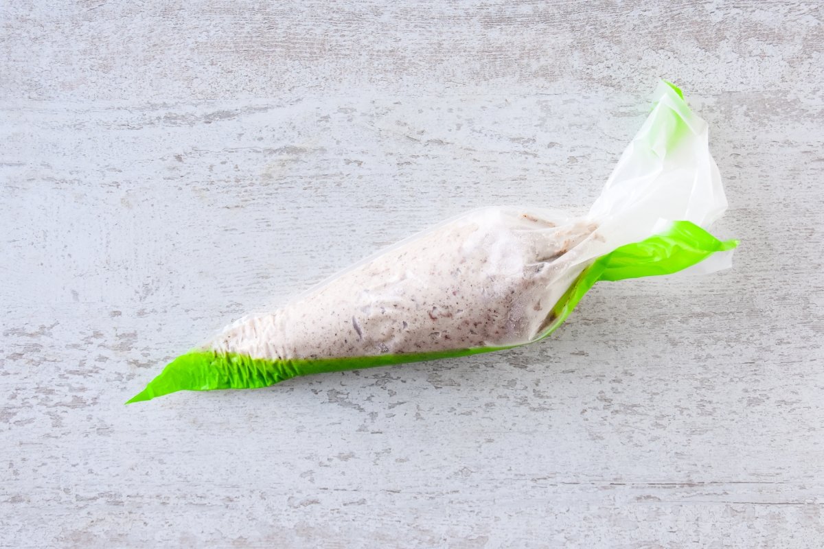 Enfriamos la masa de las croquetas de morcilla en una manga pastelera