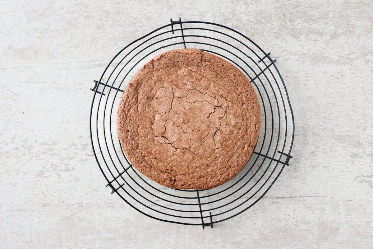 Enfriamos la tarta de chocolate sin gluten sobre una rejilla