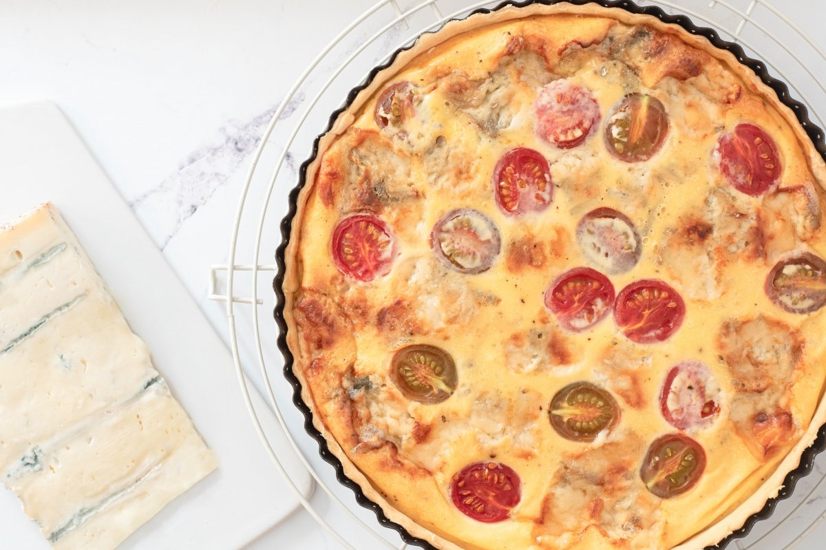 Enfriamos la tarta salada de queso Gorgonzola y tomates cherry