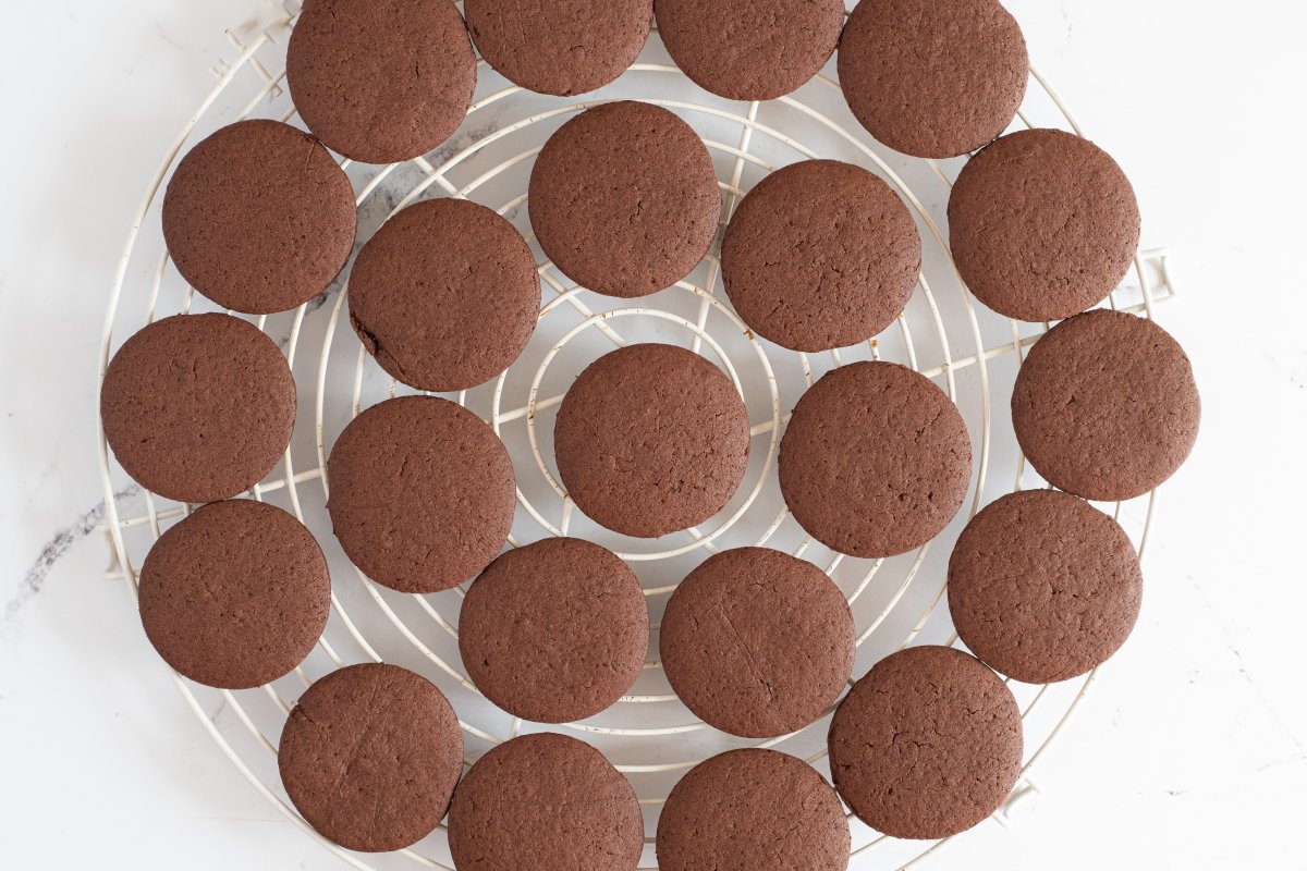 Enfriamos los alfajores de chocolate