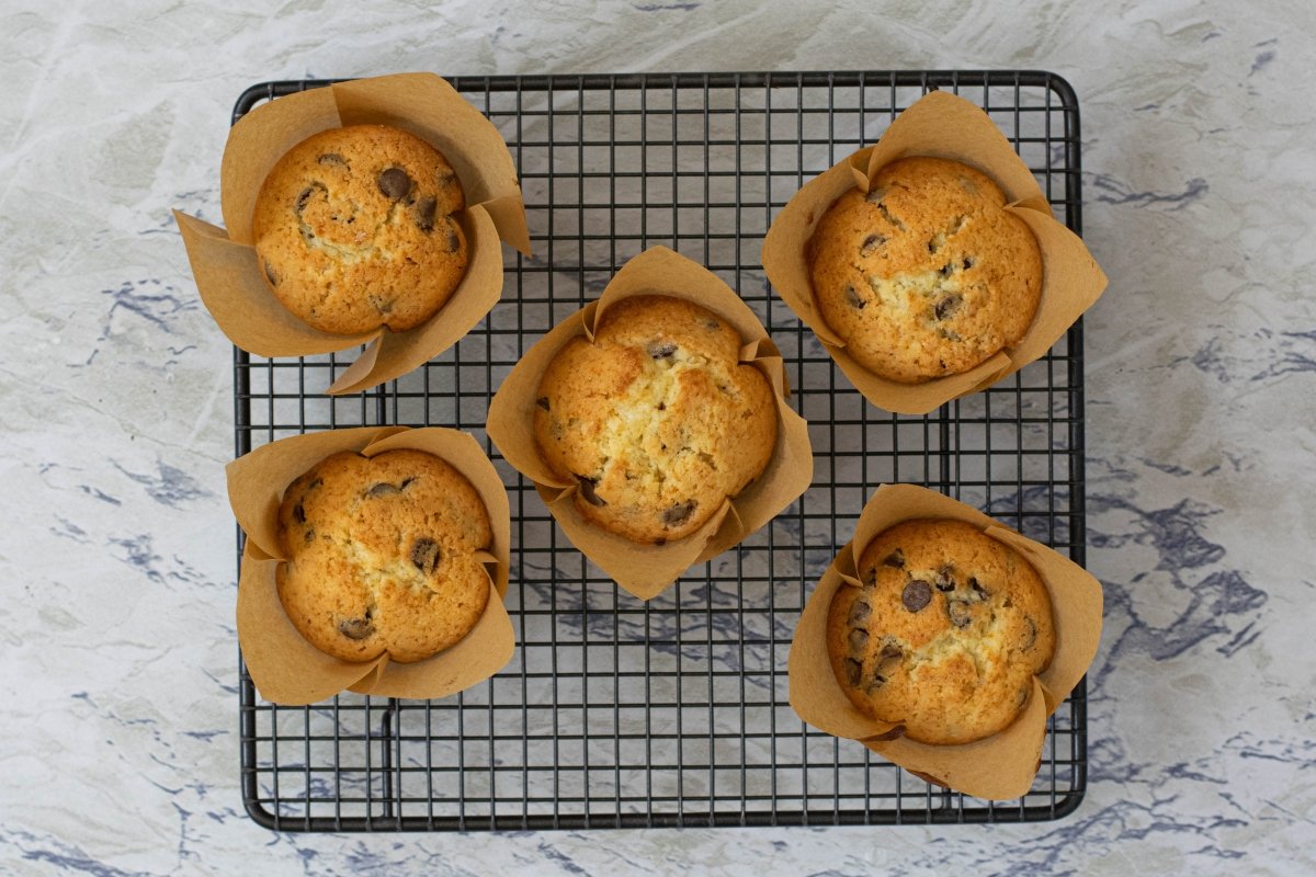 Enfriamos los muffins con pepitas de chocolate