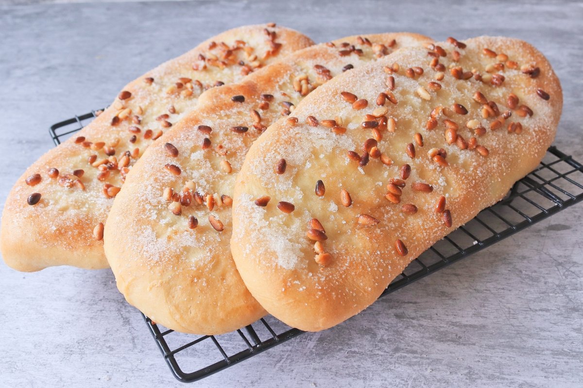 Enfriar en rejilla coca de pan dulce o coca de forner