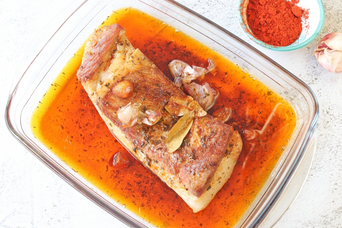 Enfriar la panceta cocinada para hacer los chicharrones de Cádiz