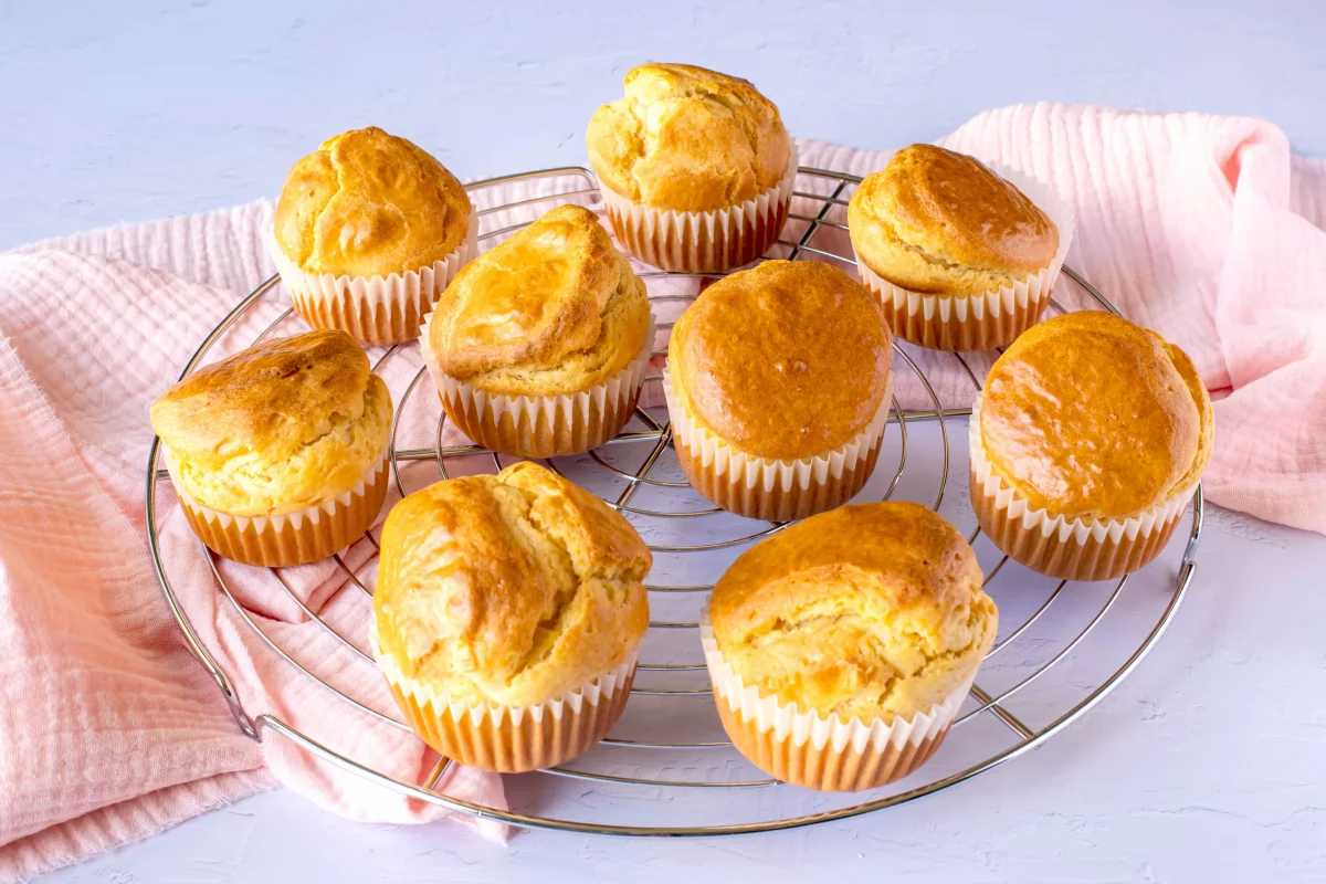 Enfriar las magdalenas sin azúcar en una rejilla