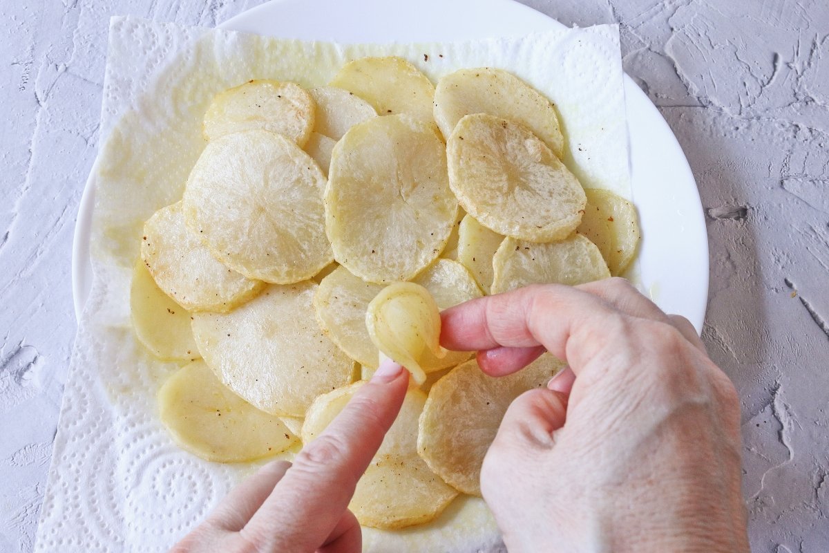 Enfriar las rodajas fritas de las patatas de Olot