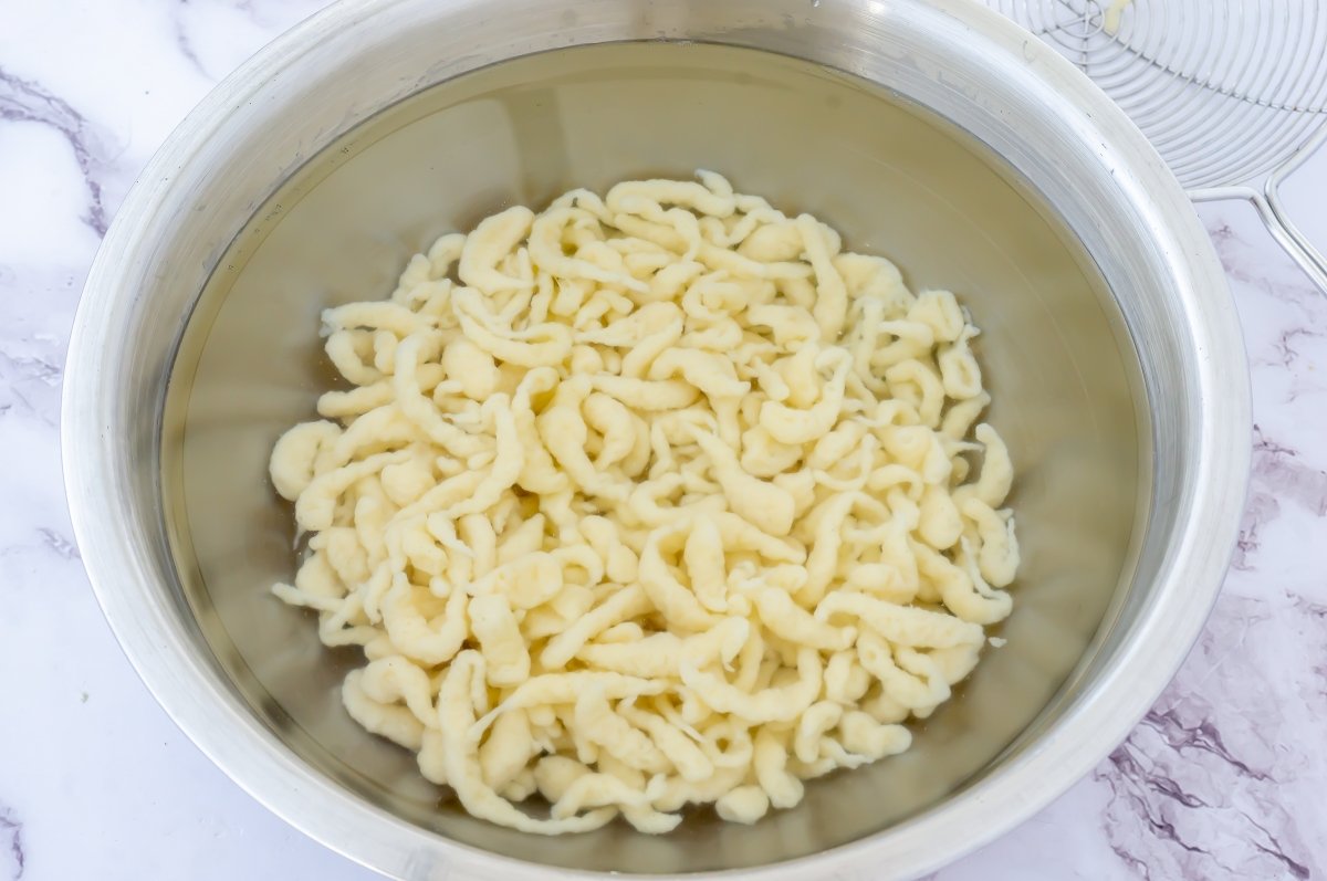 Enfriar los spätzle en agua