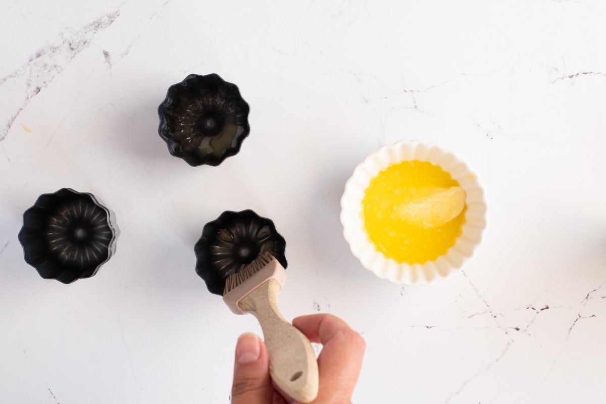 Engrasamos los moldes de los cannelés